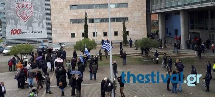 Θεσσαλονικείς έκαναν συγκέντρωση έξω από το δημαρχείο ζητώντας την παραίτηση Μπουτάρη (βίντεο)
